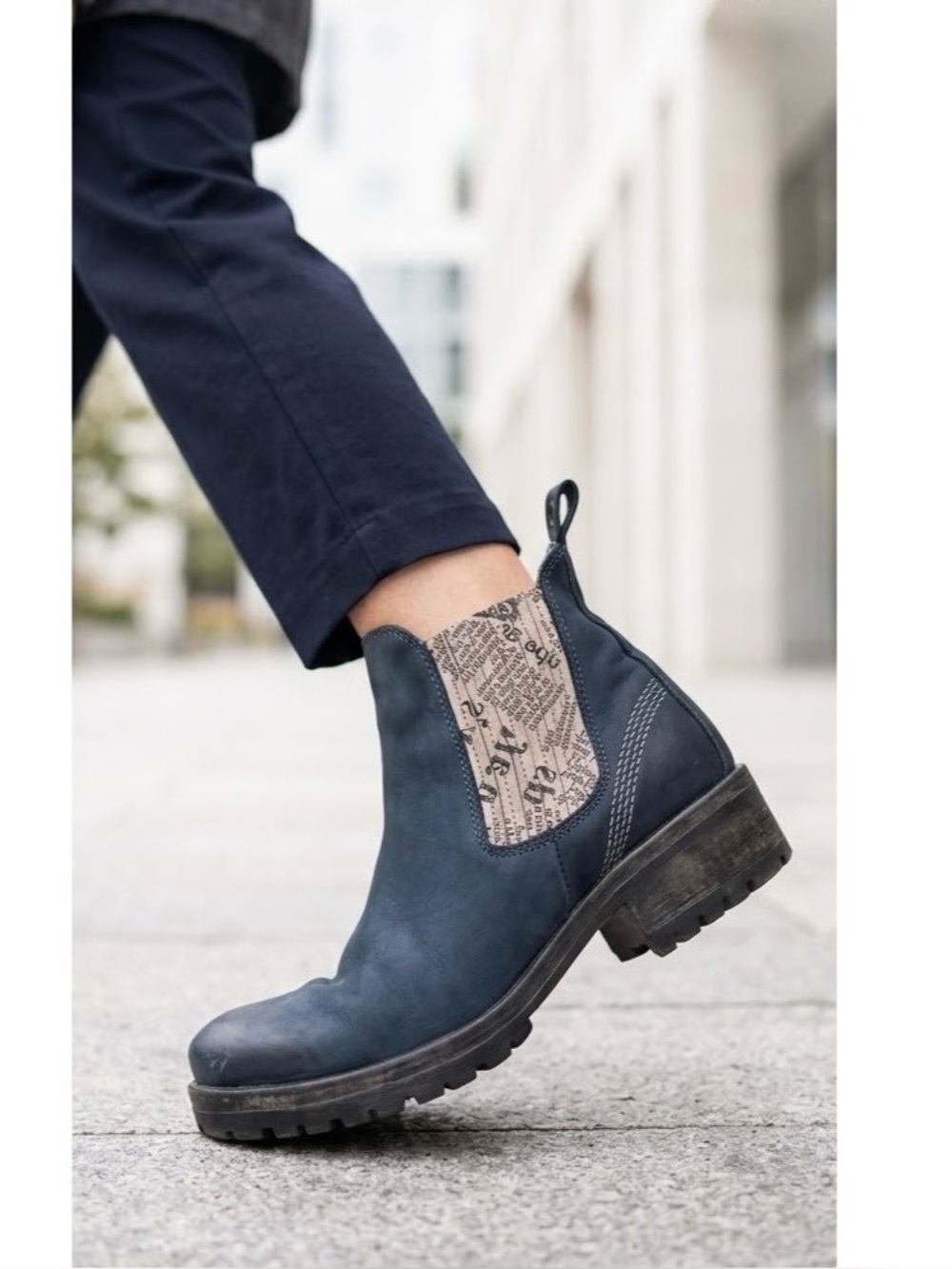 Bueno Lavorazione Artigian Navy Chelsea Boots with Printed Elastic Panel EU 39